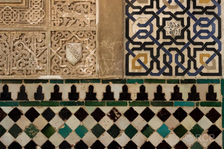 Ornamente und Fliesen in den Nasridenpalästen der Alhambra, Granada