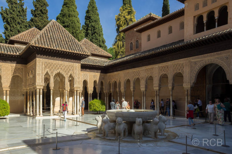 Löwenhof (Patio de los Leones) mit Löwenbrunnen in der Alhambra, Granada