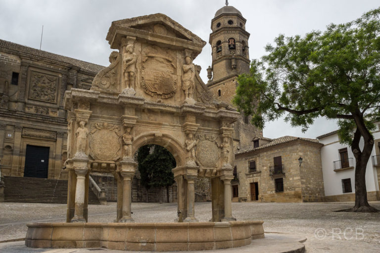 Baeza, Plaza de Santa María mit Brunnen in Form eines Triumphbogens und der Kathedrale