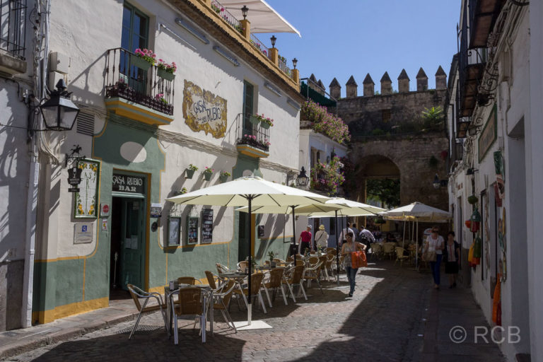 Gasse an der Puerta de Almodóvar in der Altstadt von Córdoba