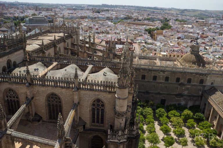 Sevilla, Blick von der Giralda über die Kathedrale und den Patio de los Naranjos