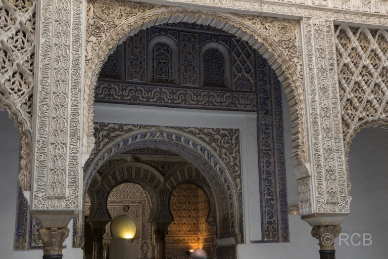 Sevilla, Reales Alcázares, Durchblick vom Patio de las Muñecas zum Salón de Embajadores