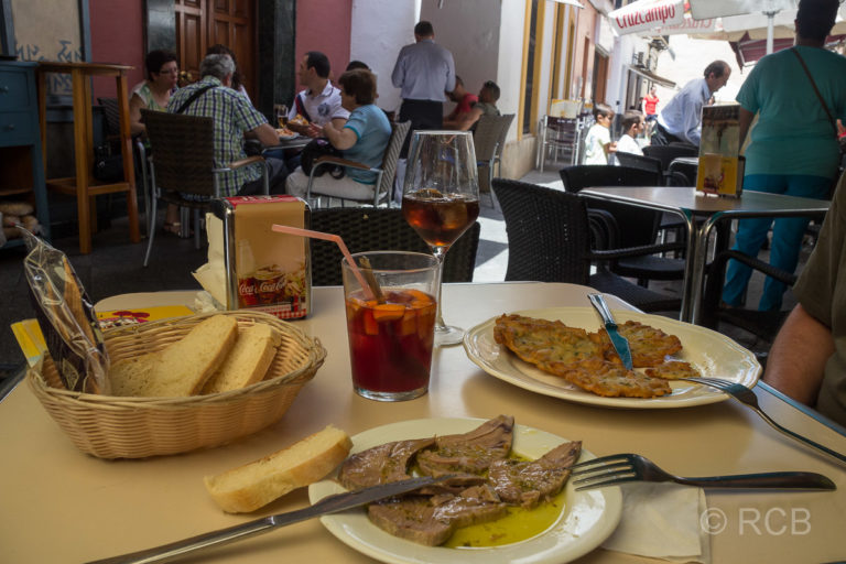 Mittagessen in Sevilla: Thunfisch mit Knoblauch sowie Tortilla mit Krabben