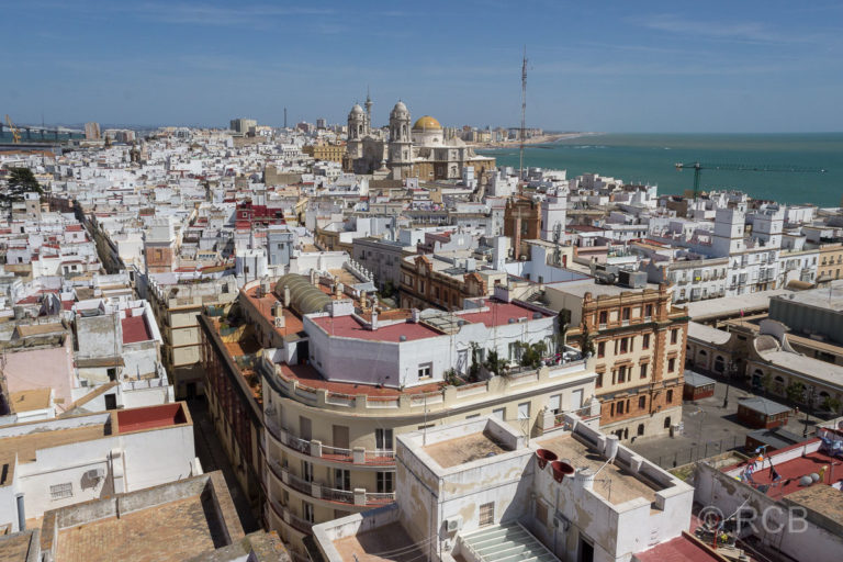 Blick vom Torre Tavila über die Altstadt von Cádiz zur Kathedrale