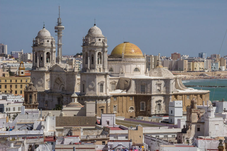Blick vom Torre Tavila zur Kathedrale von Cádiz