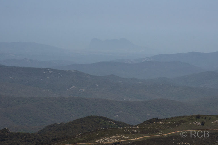 Blick vom Gipfel des Aljibe zum Felsen von Gibraltar