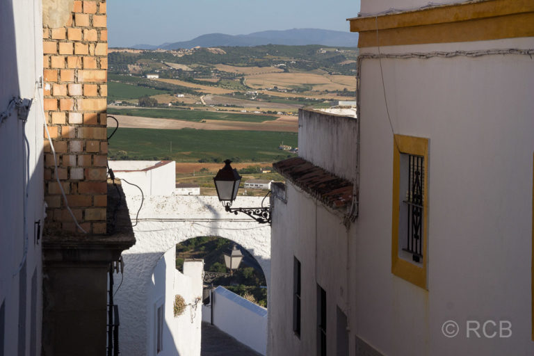 Vom Felsplateau von Arcos de la Frontera aus bieten sich weite Blicke ins umliegende Land.