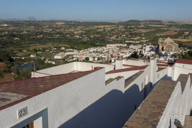 Vom Felsplateau von Arcos de la Frontera aus bieten sich weite Blicke ins umliegende Land.