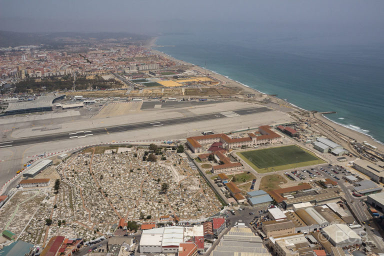 Gibraltar, Friedhof und Flughafen