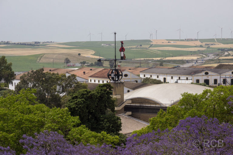 Blick über die Bodega González-Byass in Jerez de la Frontera mit deren Symbol Tio Pepe