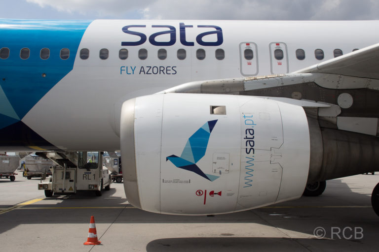 Triebwerk eines Flugzeugs von SATA-Airlines auf dem Flughafen Frankfurt