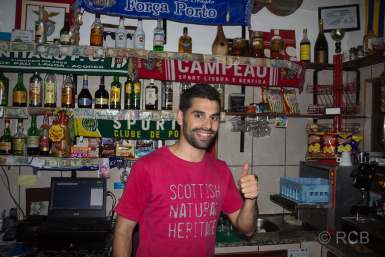 fröhlicher Barmann im Lokal "Costa Ocidental"