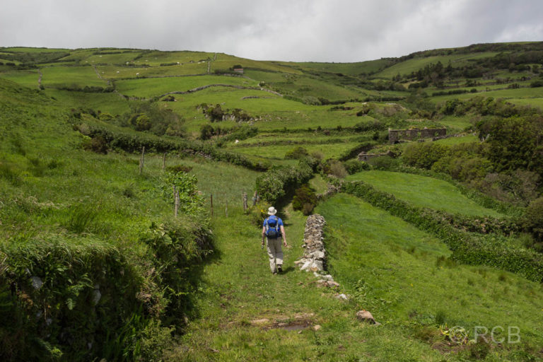 Mann auf einer Wanderung von Cedros nach Ponta Ruiva