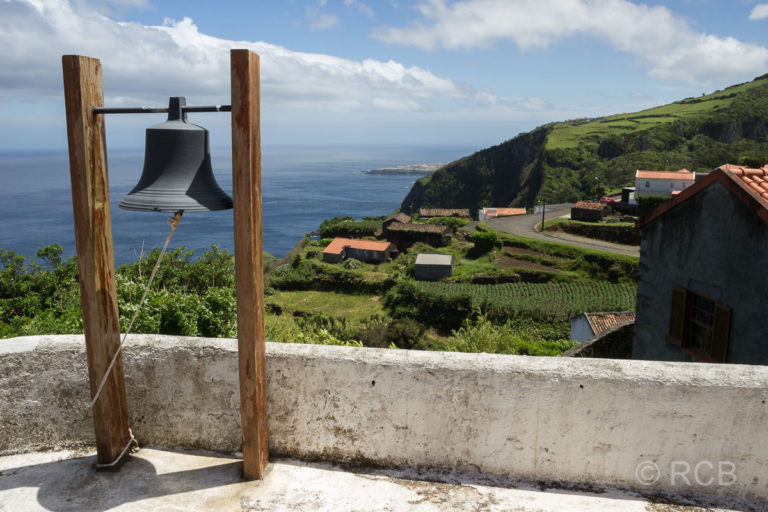 Glockenturm mit Blick aufs Meer in Ponta Ruiva