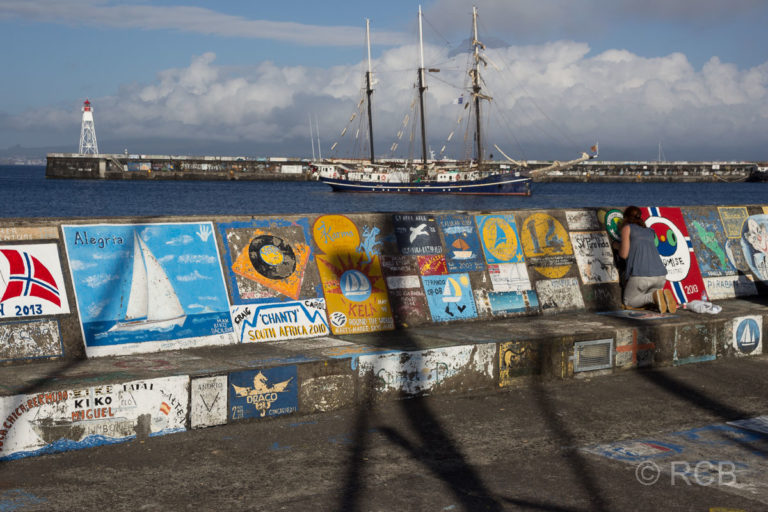 Horta, bunte Zeichnungen auf der Mole im Hafen