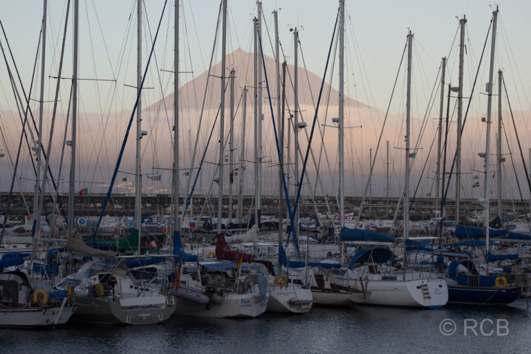 Segelyachten im Hafen von Horta mit dem Gipfel des Pico im Hintergrund