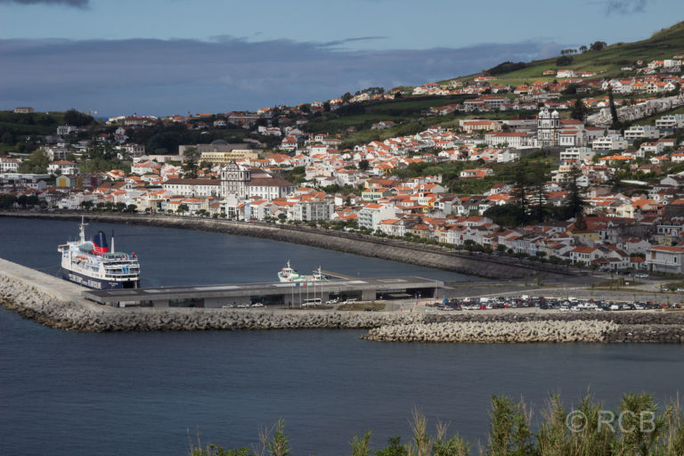 Horta, Blick auf die Stadt und den Fährhafen
