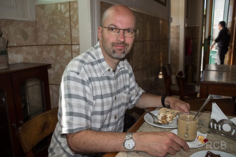 Horta, Mann isst Kuchen im "Café International"