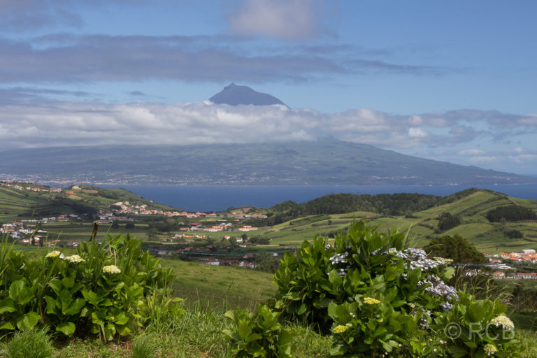 Blick vom Rand der Caldera auf Horta und die Nachbarinsel Pico