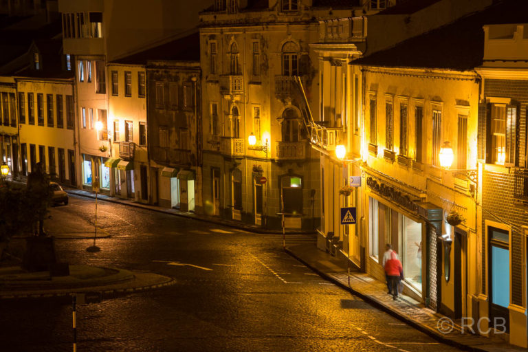beleuchtete Straße in Horta am Abend