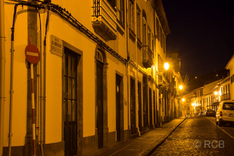 beleuchtete Straße in Horta am Abend