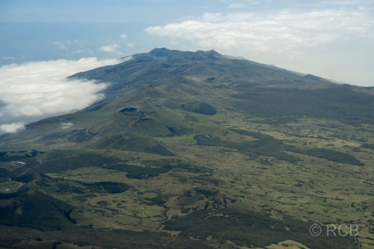 Ausblick vom Gipfel zum östlichen Hochland der Insel Pico