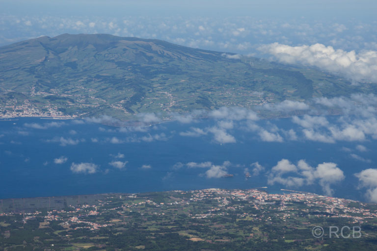 Ausblick vom Gipfel des Pico auf Madalena / Pico und Horta / Faial