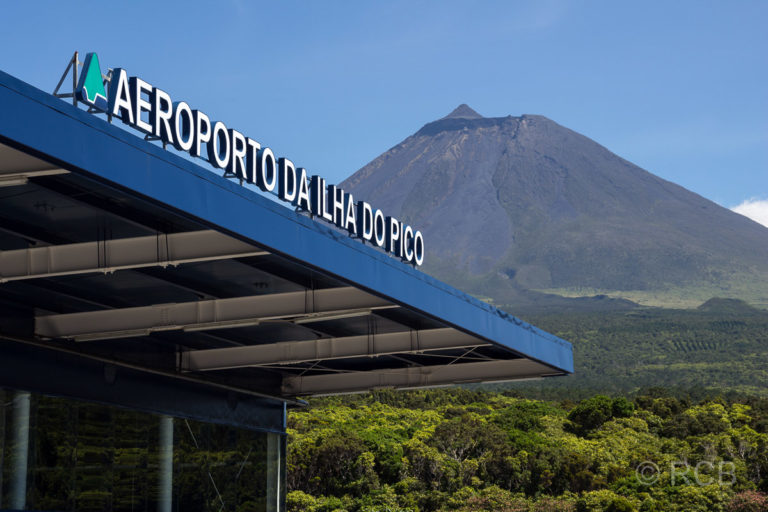 Flughafen der Insel Pico mit dem Berg im Hintergrund