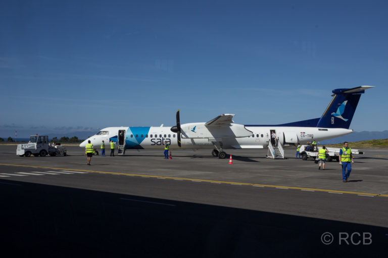 Propellermaschine der SATA-Airlines auf dem Rollfeld des Flughafens von Pico
