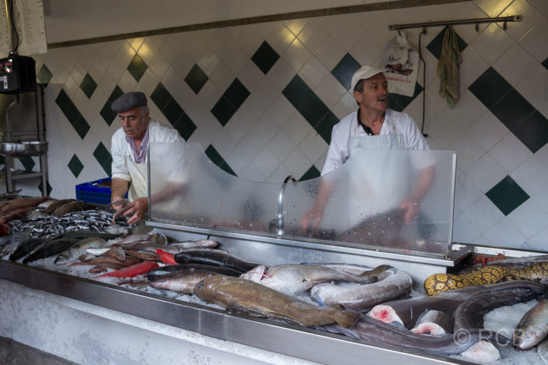 Ponta Delgada, Fischverkäufer in der Markthalle