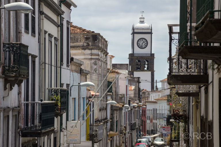 Ponta Delgada, Blick eine Straße entlang zur Kirche Igreja Matriz São Sebastião