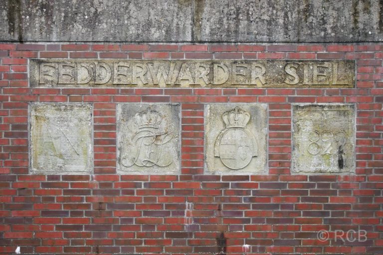 Mauer mit Wappen in Fedderwardersiel