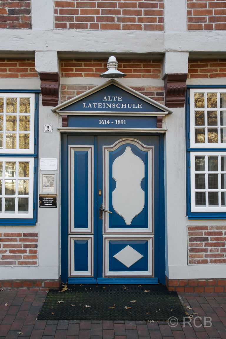 Tür der Alten Lateinschule in Otterndorf