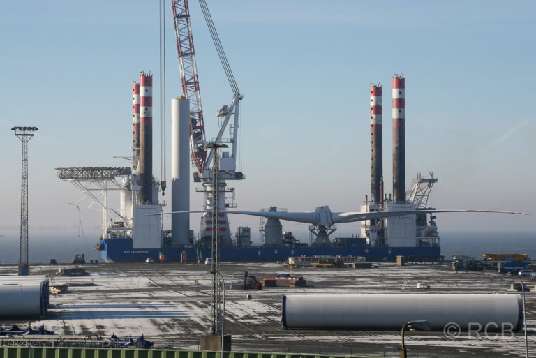 Bremerhaven, Blick vom Container-Aussichtsturm auf Bestandteile für Offshore-Windkraftanlagen