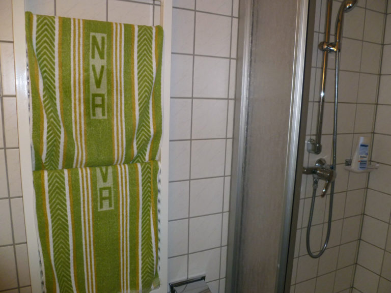 Dusche mit Handtüchern mit NVA-Aufdruck