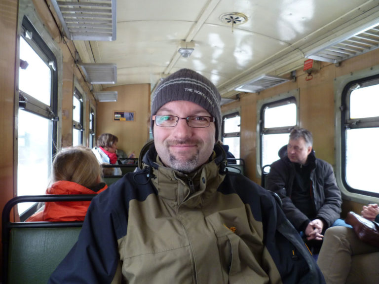 Mann auf einer Fahrt mit der Fichtelbergbahn