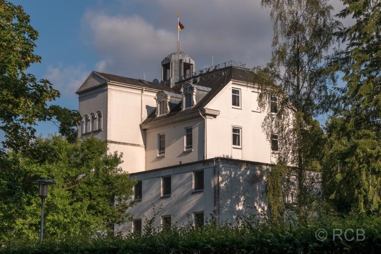 Das ehemalige Hotel "Holsteinische Schweiz", das der ganzen Region den Namen gab, ist jetzt Immobilie des Landes Schleswig-Holstein und liegt direkt neben unserem Ferienhaus.