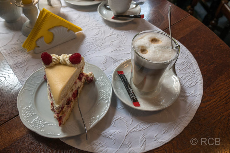 Latte Macchiato und Kuchen in Brooks Café Achter de Mur, Bosau