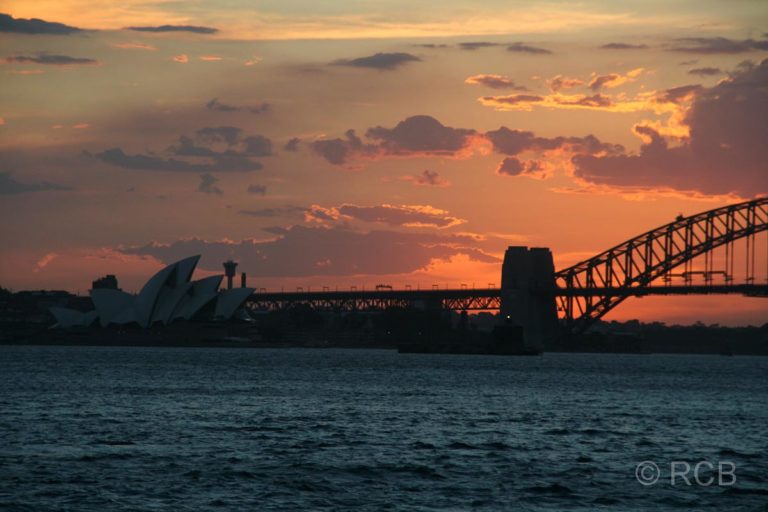 Sonnenuntergang hinter Sydney Opera House und Harbour Bridge