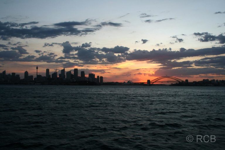 Sonnenuntergang hinter der Skyline von Sydney und der Harbour Bridge
