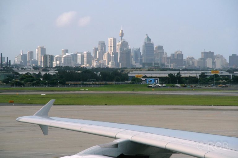 Blick vom Flughafen Sydney auf die Skyline der Stadt