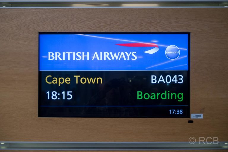 Anzeigetafel am Flughafen mit dem Ziel Kapstadt