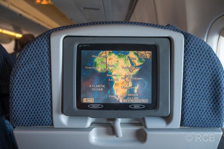 Monitor im Flugzeugsitz mit der Karte eines Flugzeugs im Anflug auf Kapstadt