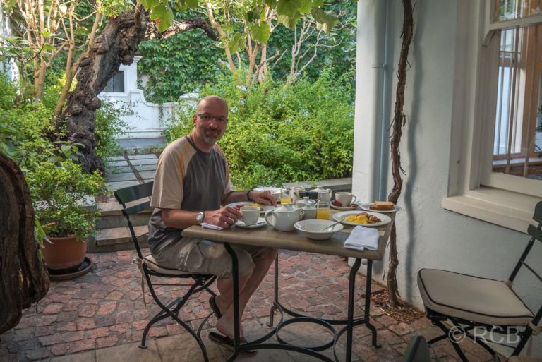 Mann beim Frühstück im "Tintagel Guest House"
