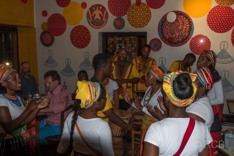 das Personal singt und tanzt beim Abendessen im Africa Café