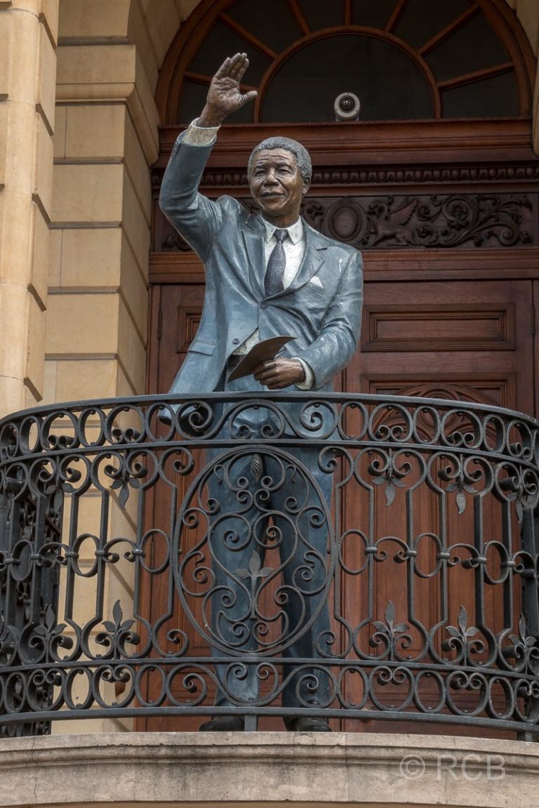 Statue von Nelson Mandela vor der Old City Hall