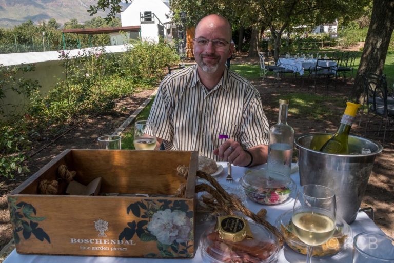 Mann beim Picknick auf dem Weingut "Boschendal"