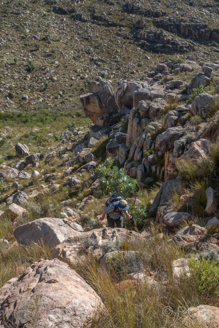 Mann erklimmt einen Berg beim Ausstieg aus dem Tal des Kromrivier