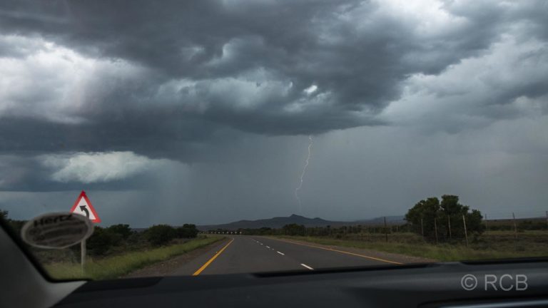 Gewitter und Blitz aus dem Auto heraus auf der Fahrt zum Mountain Zebra National Park