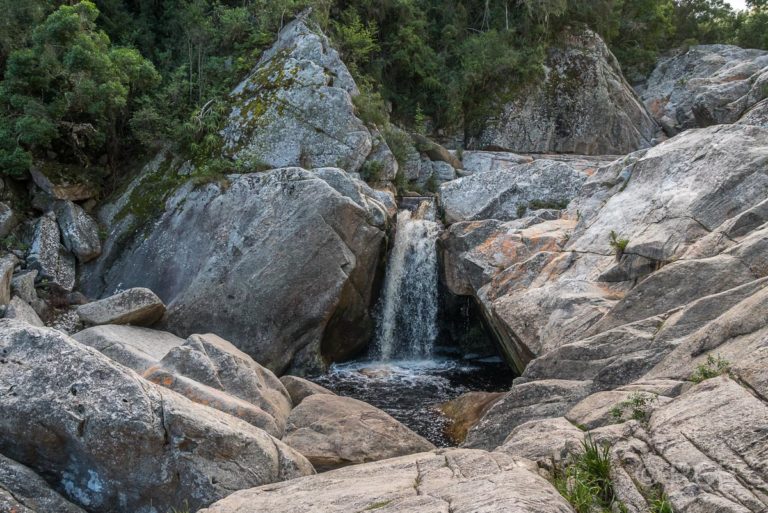 Wasserfall am Ende des Half Collared King Fisher Trail bei Wilderness